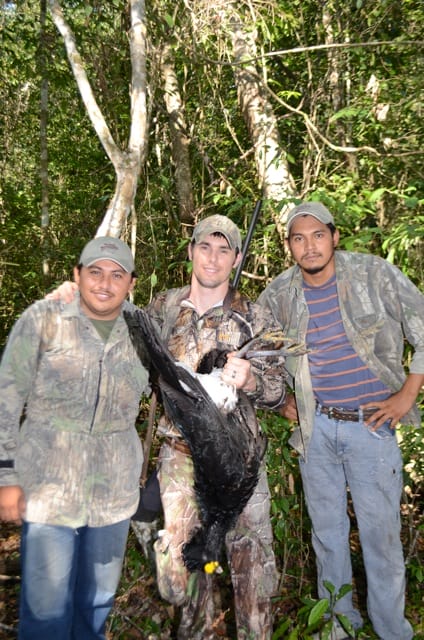 Jayson Cooper displays with guides Juan Carlos Lechuga and Francisco ‘Pancho” Sabrinas.