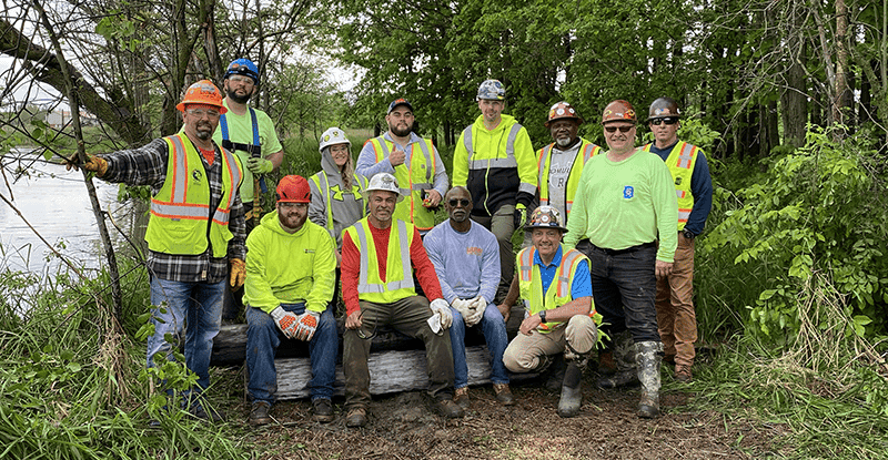 image: Volunteers at Detroit River IWR