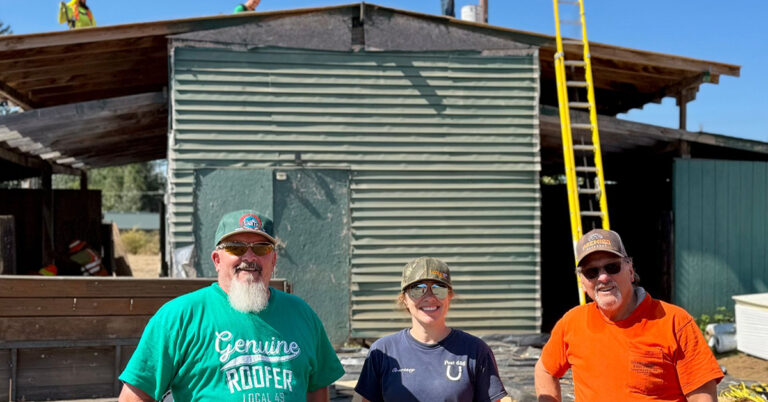 volunteers_horse_barn